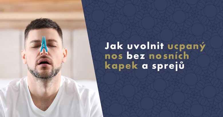 Muž s modrým rozšiřovačem nosu pro uvolnění dýchání.
