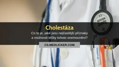 Lékař s fonendoskopem v bílém plášti pro článek o cholestázě