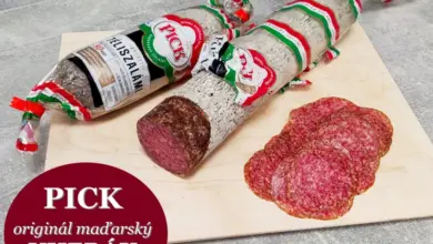 Dva uheráci značky PICK s nakrájeným masem na dřevěné desce.