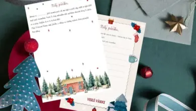 Vánoční dopisy pro Ježíška s dekoracemi na zeleném podkladu.