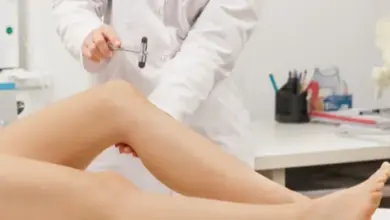 Neurologické vyšetření pacienta pomocí kladiva na šlachy v ordinaci.