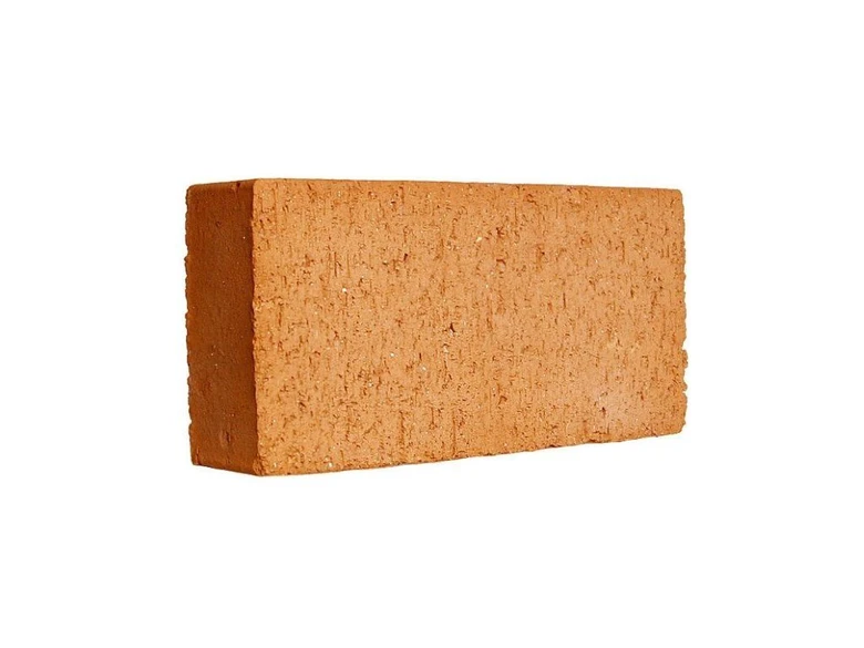 Jedna plná pálená cihla na bílém pozadí.
