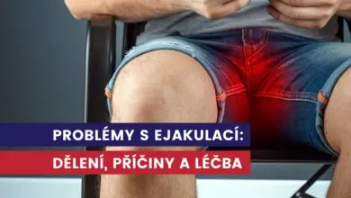 Muž sedí s bolestí v oblasti genitálií, červené zvýraznění.