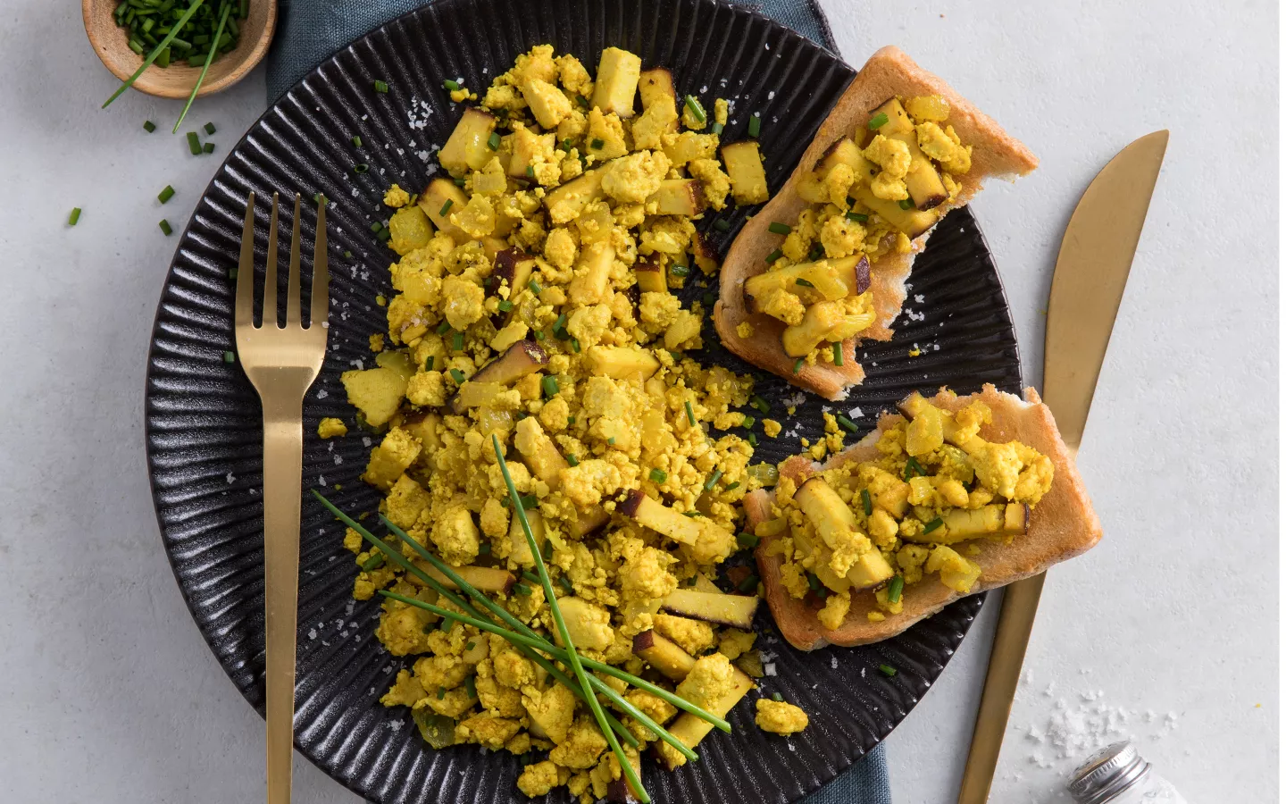 Žloutkovaný tofu nebo tempeh jako vejce na toastu