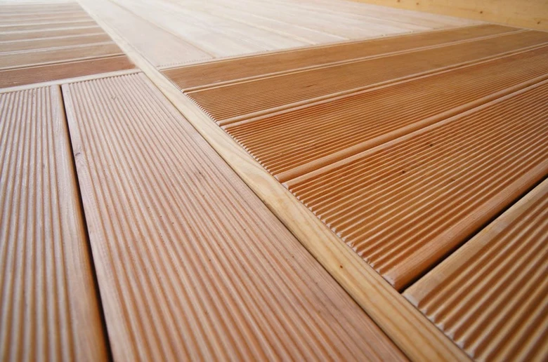 Detail dřevěných prken pro terasu rodinného domu