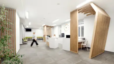 Moderní čekárna v ordinaci s dřevěnými prvky a zelenými rostlinami.