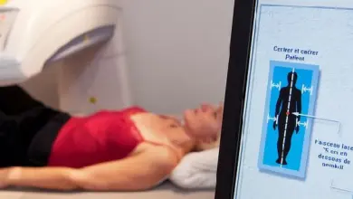 Pacientka v tomografu s monitorem ukazujícím polohování páteře.
