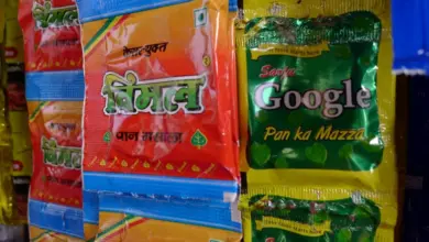Balíčky indického betelového produktu s textem v hindi a angličtině.