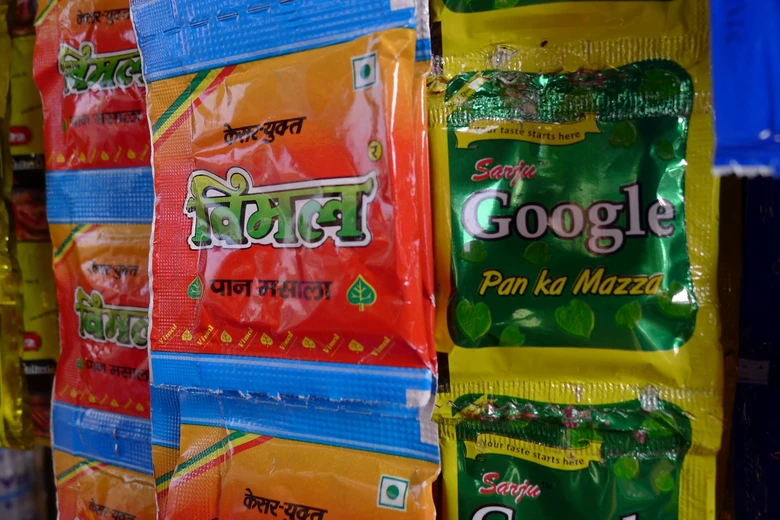 Balíčky indického betelového produktu s textem v hindi a angličtině.