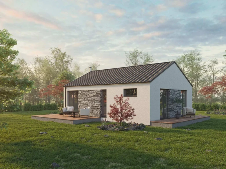 Moderní bungalov s kamennými prvky na trávníku v přírodě.