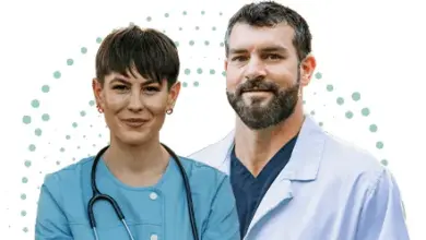 Dva lékaři v modrých uniformách se usmívají na bílém pozadí.