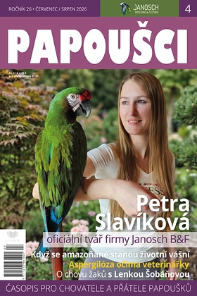 Žena drží zeleného amazónka na paži v zahradě.