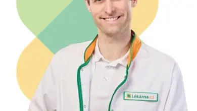 Usměvavý muž v lékařském plášti s logem lékárny.