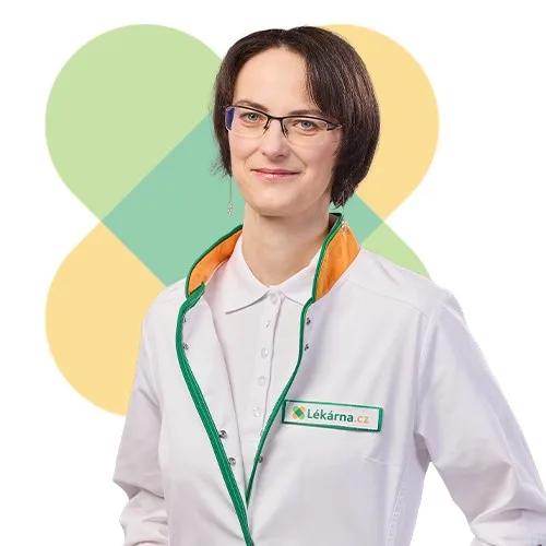 Žena v lékařském plášti s logem Lékárna.cz na pozadí.