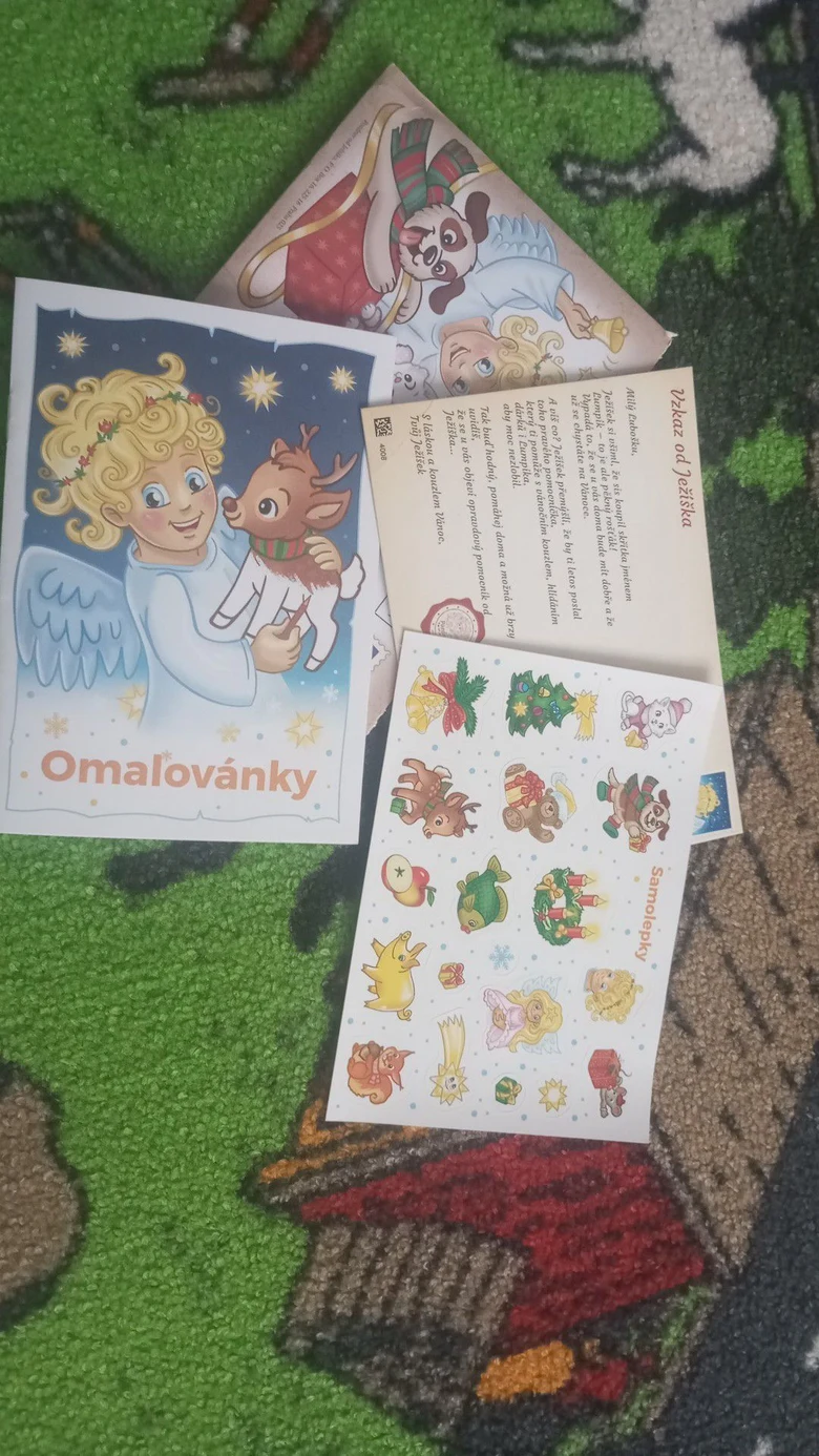 Vánoční barvy dopis pro Ježíška s nálepkami na zeleném koberci.